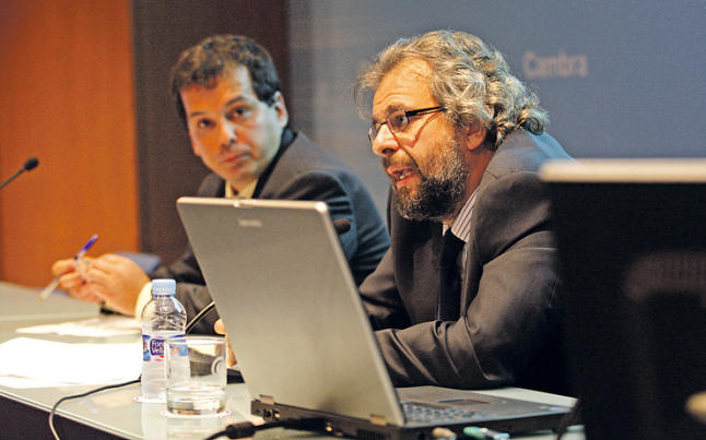 El presentador de la charla, Ricardo Galli, junto al conferenciante, Carlos Sánchez Almeida.  Foto: Manu Mielniezuk - Diario de Mallorca